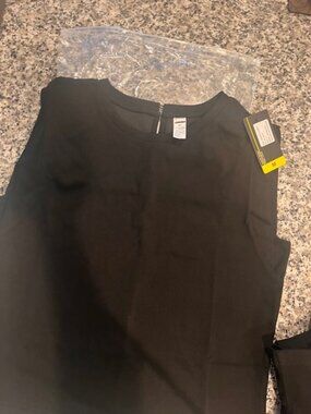WOMANS TWO PIECE LOUNGE SET  M  NWT  BLACK
